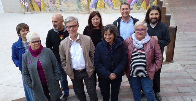 El alcalde de Zaragoza, Pedro Santisteve, y la vicealcaldesa, Luisa Broto, con los candidatos y colaboradores de la lista Municipalistas en las primarias de ZeC.