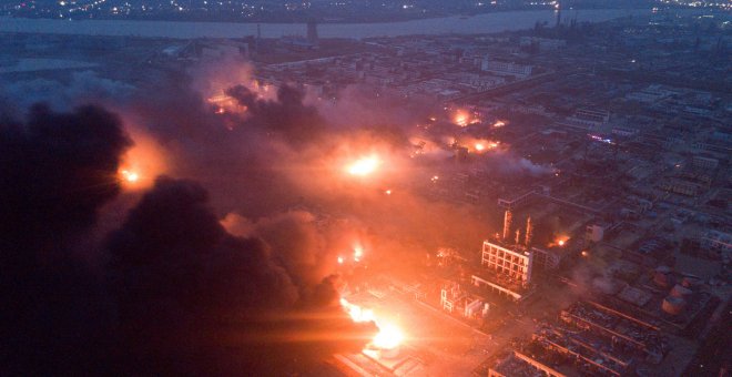 Imagen aérea del incendio causado por la explosión. - REUTERS