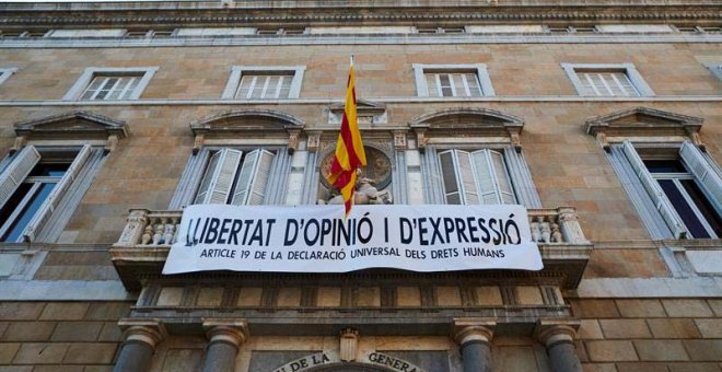 La nueva pancarta en el balcón del Palau de la Generalitat, con el lema "Libertad de opinión y expresión. Artículo 19 de la Declaración Universal de Derechos Humanos". (ALEJANDRO GARCÍA | EFE)