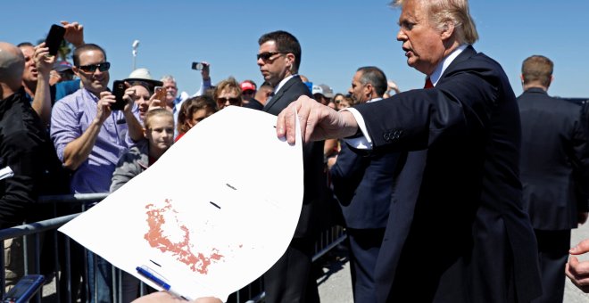 22/03/2019 - El presidente estadounidense Donald Trump con dos mapas de Siria que "representan el tamaño del Estado Islámico". / REUTERS - KEVIN LAMARQUE