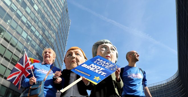 Los manifestantes vestidos como la canciller alemana Angela Merkel y la primera ministra británica Theresa May. / Reuters