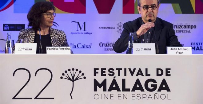 El director del Festival de Cine en Español de Málaga, Juan Antonio Vigar, junto a la presidenta del Jurado, la directora de cine y televisión Patricía Ferreira, en el momento de dar a conocer el fallo del jurado, donde la película "Los días que vendrán",
