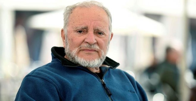 El excoordinador federal de IU y promotor de Frente Cívico, Julio Anguita, considera que, al contrario que la extrema derecha de Blas Piñar, Vox no es "fascista", sino que representa a "una extrema derecha" que es "hija del capitalismo en crisis". Con mot