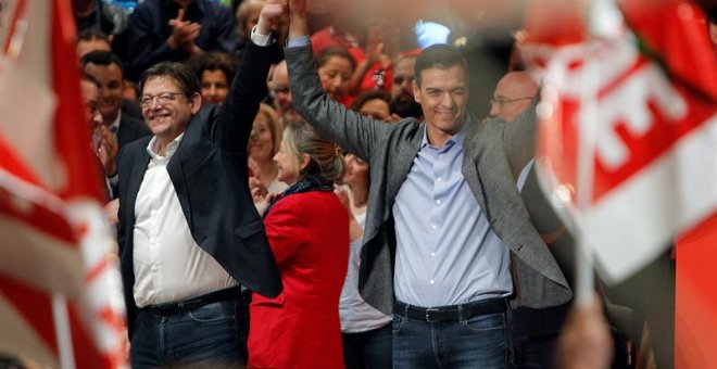 El presidente del Gobierno y secretario general del PSOE, Pedro Sánchez (d), junto al líder del PSPV-PSOE y presidente de la Generalitat Valenciana, Ximo Puig (i), en un acto político del PSOE en Alicante. /EFE