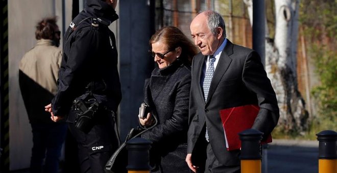 El exgobernador del Banco de España ,Miguel Ángel Fernández Ordóñez, a su llegada a la Audiencia Nacional donde ha declarado como testigo en el juicio por la salida a bolsa de Bankia. /EFE