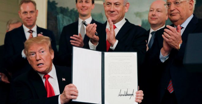 Trump enseña el documento sobre los Altos del Golán ante la evidente satisfacción del primer ministro israelí, Benjamin Netanyahu. (CARLOS BARRIA | EFE)