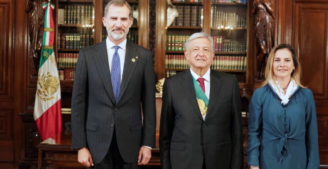 Felipe VI y el presidente mexicano López Obrador junto a su esposa Beatriz Gutiérrez en México. / EFE