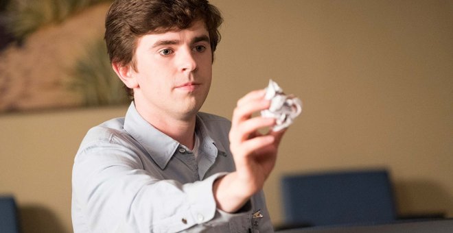 Freddie Highmore, en un episodio de 'The Good Doctor'. AXN