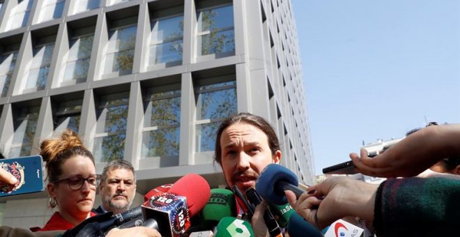 El líder de Podemos, Pablo Iglesias, atiende a los medios a su salida este miércoles de la Audiencia Nacional. - EFE
