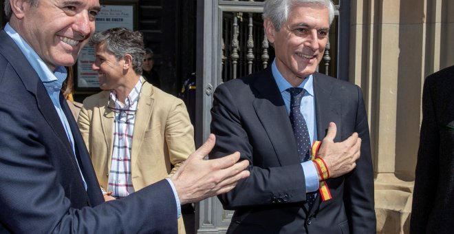 27/03/2019.- Adolfo Suárez Illana (d), candidato del PP al Congreso por Madrid junto al candidato conservador a la Alcaldía de la ciudad, Jorge Azcón (i) en Zaragoza. / EFE - JAVIER CEBOLLADA