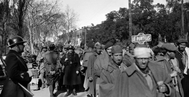 Refugiados republicanos españoles cruzan la frontera francesa por Le Perthus, tras la derrota en la Guerra Civil. AFP