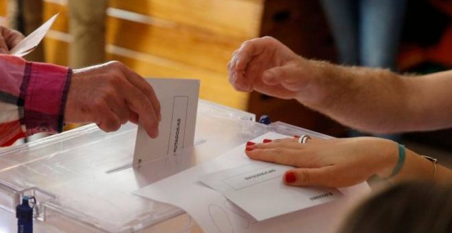 Momentos de la votación en un colegio electoral./EFE