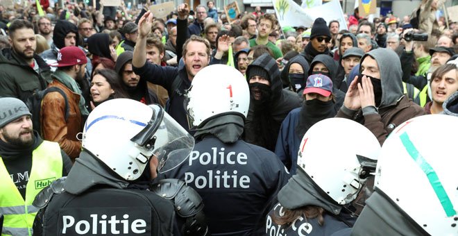 Marcha por el clima en Bruselas. / YVES HERMAN (REUTERS)
