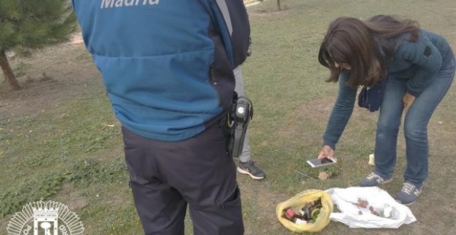 Hallan salchichas con alfileres y cristales repartidas por un parque de Barajas. Policía Municipal de Madrid