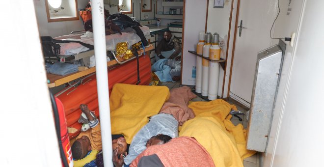 Los migrantes yacen en el suelo en el barco de rescate de migrantes Alan Kurdi, dirigido por la organización benéfica alemana Sea-Eye, en el mar Mediterráneo./ REUTERS