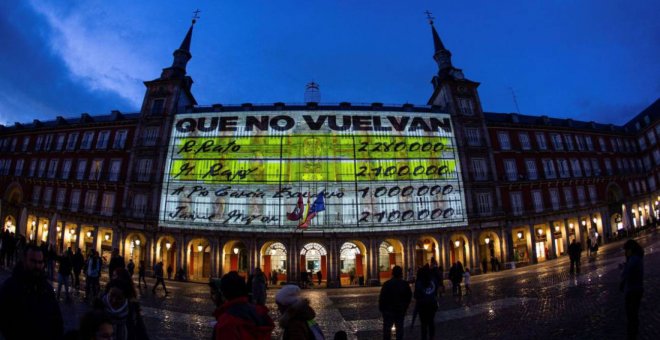 La fachada de la Casa de la Panadería de la Plaza Mayor de Madrid se ha iluminado esta noche con imágenes de gran formato de los conocidos como "papeles de Bárcenas", donde aparecen los nombres de "M. Rajoy" o "R. Rato", y otra con Pedro Sánchez y Albert