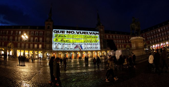 La fachada de la Casa de la Panadería de la Plaza Mayor de Madrid, con imágenes de gran formato de los conocidos como "papeles de Bárcenas". EFE / Rodrigo Jiménez