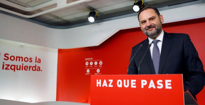 El coordinador de campaña del PSOE, José Luis Ábalos, hace unas declaraciones tras la reunión del Comité Electoral que se ha reunido en la sede del partido en la madrileña calle de Ferraz. EFE/Chema Moya