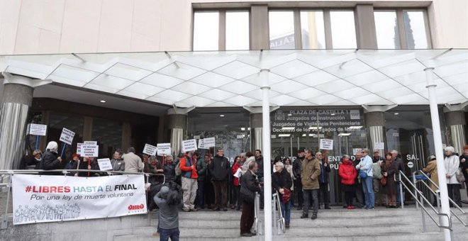 Un momento de la concentración convocada por la asociación "Derecho a Morir Dignamente" en apoyo a Ángel Hernánde frente a los juzgados de Madrid. (KIKO HUESCA | EFE)