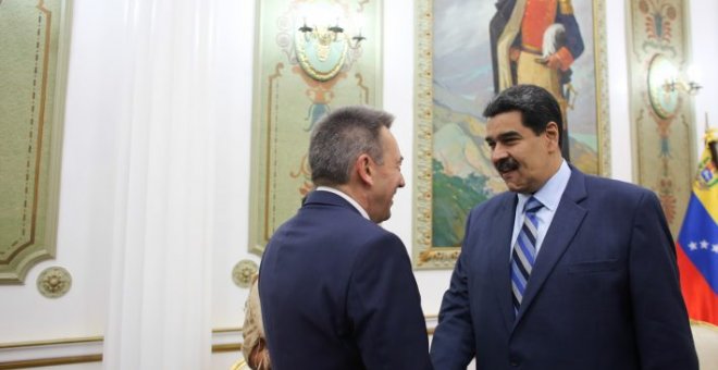El presidente del Comité Internacional de la Cruz Roja, Peter Mauer, y el mandatario venezolano Nicolás Maduro./ REUTERS