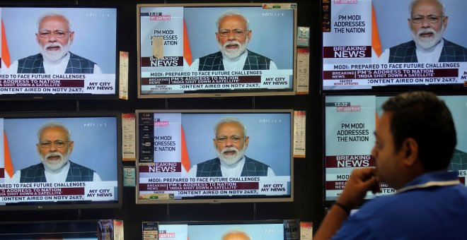 Televisiones emitiendo un discurso de Modi.  REUTERS/Francis Mascarenhas