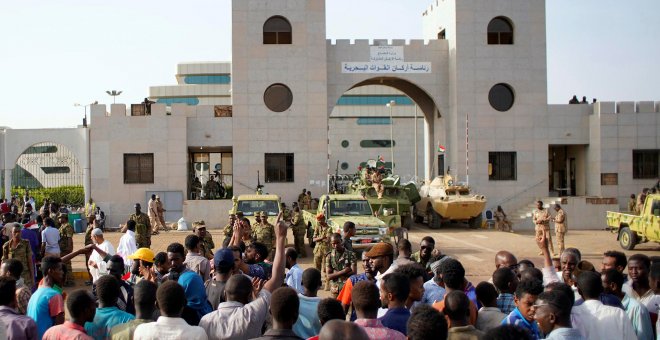 12/04/2019 - Los manifestantes protestan contra el anuncio del ejército de que al-Bashir será reemplazado por un consejo de transición dirigido por militares frente al Ministerio de Defensa en Jartum | REUTERS