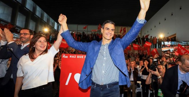 Pedro Sánchez, junto a la candidata del PSIB a la presidencia del Govern, Francina Armengol, en Palma. EFE/ Lliteres