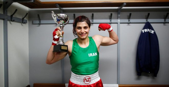 La boxeadora iraní, Sadaf Khadem, posa en el vestuario tras ganar la pelea contra la francesa Anne Chauvin / Reuters
