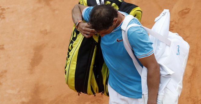 Rafa Nadal cae ante Fognini.EFE/EPA/SEBASTIEN NOGIER