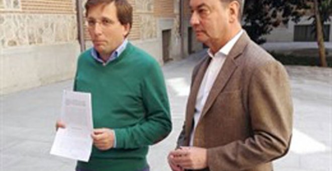 Fernando Martínez Vidal, junto a Martínez-Almeida. EUROPA PRESS