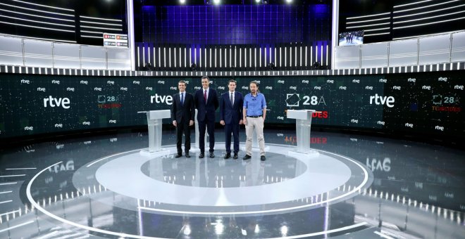 Pablo Casado (PP), Pedro Sanchez (PSOE), Albert Rivera (Ciudadanos) y Pablo Iglesias (Unidas Podemos), posan entes del comienzo del debate electoral en TVE. REUTERS/Sergio Perez