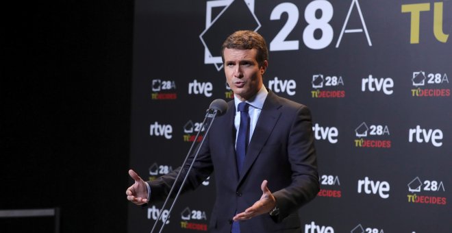 El candidato a la presidencia del Gobierno por el Partido Popular, Pablo Casado, atiende a los medios de comunicación a la finalización del debate celebrado en el Estudio 1 de Prado del Rey, en Madrid. EFE/JuanJo Martín.