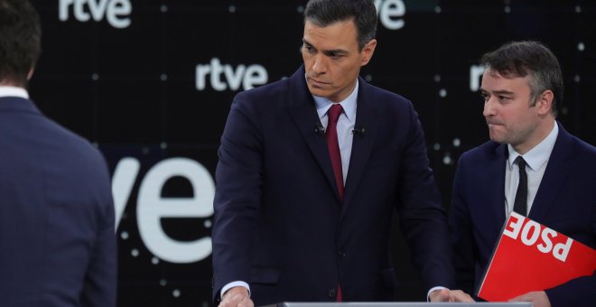 El presidente del Gobierno y candidato del PSOE, Pedro Sánchez (c), junto a su jefe de gabinete, Iván Redondo (d), antes del comienzo del primer debate a cuatro en TVE. EFE/JuanJo Martín