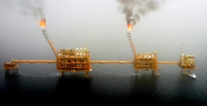 Llamas de gas de una plataforma petrolífera en Soroush, en el Golfo Pérsico, al sur de Teherán, la capital de Irán. REUTERS / Raheb Homavandi