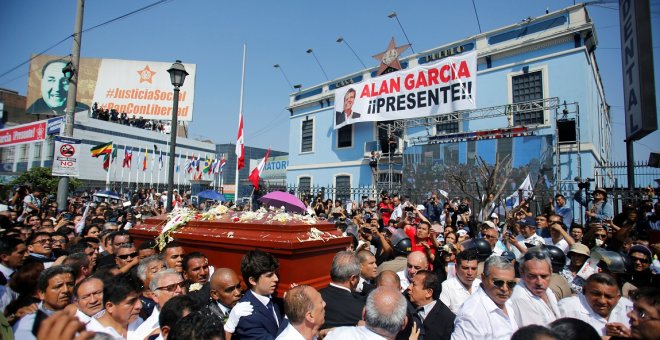 19/04/2019 - Amigos y familiares del expresidente de Perú Alan García trasladan el féretro con sus restos en Lima. / REUTERS - JANINE COSTA
