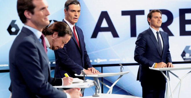 23/04/2019.- Los candidatos a presidir el Gobierno de España tras las elecciones generales, Pablo Casado; Pablo Iglesias; Pedro Sánchez y Albert Rivera, antes del inicio del debate electoral a cuatro en Atresmedia, en Madrid. / EFE