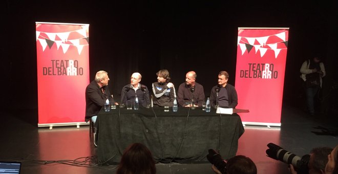 De izquierda a derecha: Marcos Hourmann, Ángel Hernández, Jordi Évole, Fernando Marín y David Lorente en el coloquio sobre eutanasia del Teatro del Barrio.- J. L