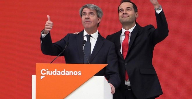 El expresidente de la Comunidad de Madrid Angel Garrido, acompañado por candidato de Ciudadanos (Cs) a la Comunidad de Madrid, Ignacio Aguado, durante la rueda de prensa donde ha anunciado  su incorporación a lista del partido naranja en la Asamblea de Ma