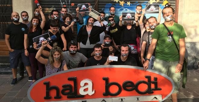 Los integrantes de la radio Hala Bedi, en solidaridad con el periodista multado por la Ley Mordaza