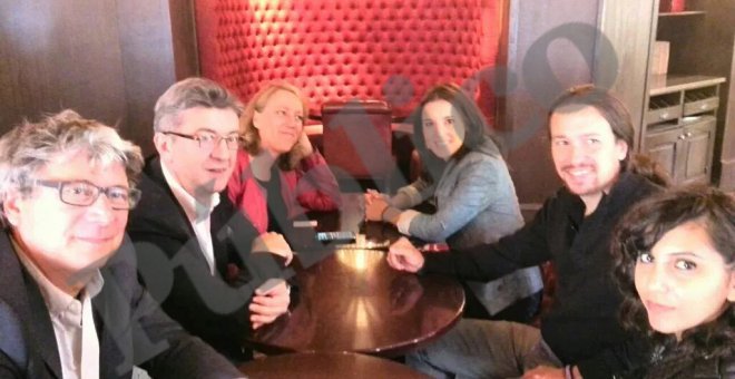 Pablo Iglesias, Irene Montero y Dina Bousselham junto con el europarlamentario socialista, Jean-Luc Mélenchon y su equipo.