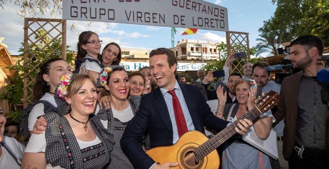 El candidato del Partido Popular a la presidencia del Gobierno Pablo Casado, en un peña huertana en Murcia. - EFE