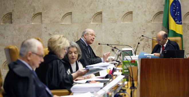 Roberto Barroso (izq) y Alexandre de Moraes, dos de los magistrados del Supremo que ya han votado a favor de la equiparación de la homofobia y la transfobia al delito de racismo. Rosinei-Coutinho-SCO-STF-13feb19.