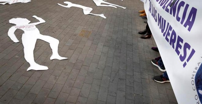 Protesta en Santa Cruz de Tenerife del foro contra la violencia de género de Tenerife en repulsa por el asesinato de una mujer y su hijo a manos del marido. (RAMÓN DE LA ROCHA | EFE)