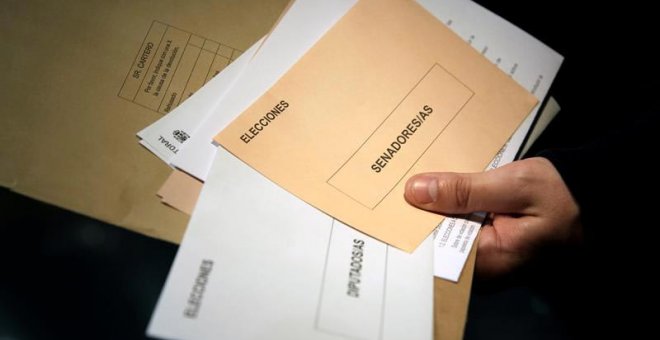 Una mujer con la documentación necesaria para votar por correo. (CARLOS PÉREZ | EFE)