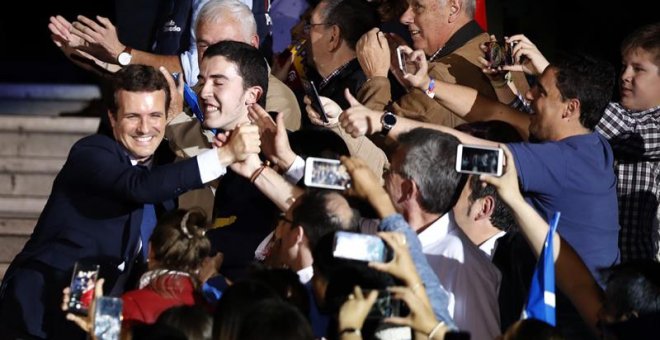 El candidato a Presidente del Gobierno por el PP, Pablo Casado (i), a su llegada al acto de cierre de campaña que los populares celebran esta tarde en el Palacio de los Deportes de Madrid. EFE