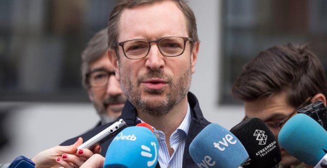 El candidato del PP al Congreso por Álava, Javier Maroto, tras ejercer su derecho al voto este domingo en un colegio del centro de Vitoria.