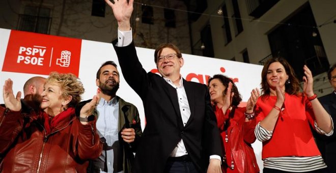 El candidato del PSPV y president en funciones de la Generalitat Valenciana, Ximo Puig, saluda tras ganar las elecciones autonómicas del 28A con 27 diputados..EFE/ Juan Carlos Cárdenas