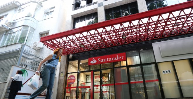 Una mujer pasa por delante de una sucursal de Banco Santander en Rio de Janeiro. REUTERS/Sergio Moraes