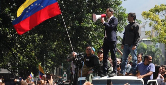 El presidente de la Asamblea Nacional, Juan Guaidó (c), y el líder opositor Leopoldo López (d) participan en una manifestación en apoyo a su levantamiento contra el gobierno de Nicolás Maduro. /EFE
