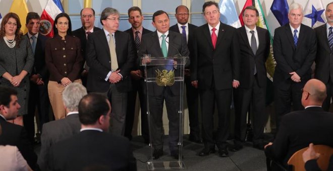 El ministro de Relaciones Exteriores de Perú, Néstor Popolizio (c), habla junto varios de sus homólogos durante un pronunciamiento a la prensa este viernes, en Lima (Perú). Los cancilleres y vicecancilleres de los 12 países integrantes del Grupo de Lima s